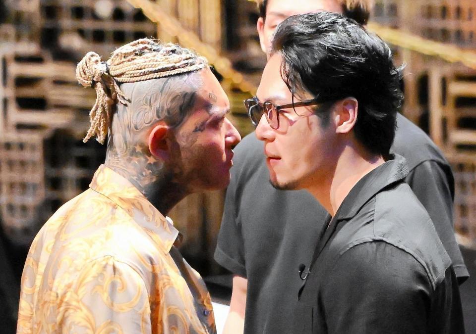 　にらみ合うＳＡＴＯＲＵ（左）と飯田将成（右）