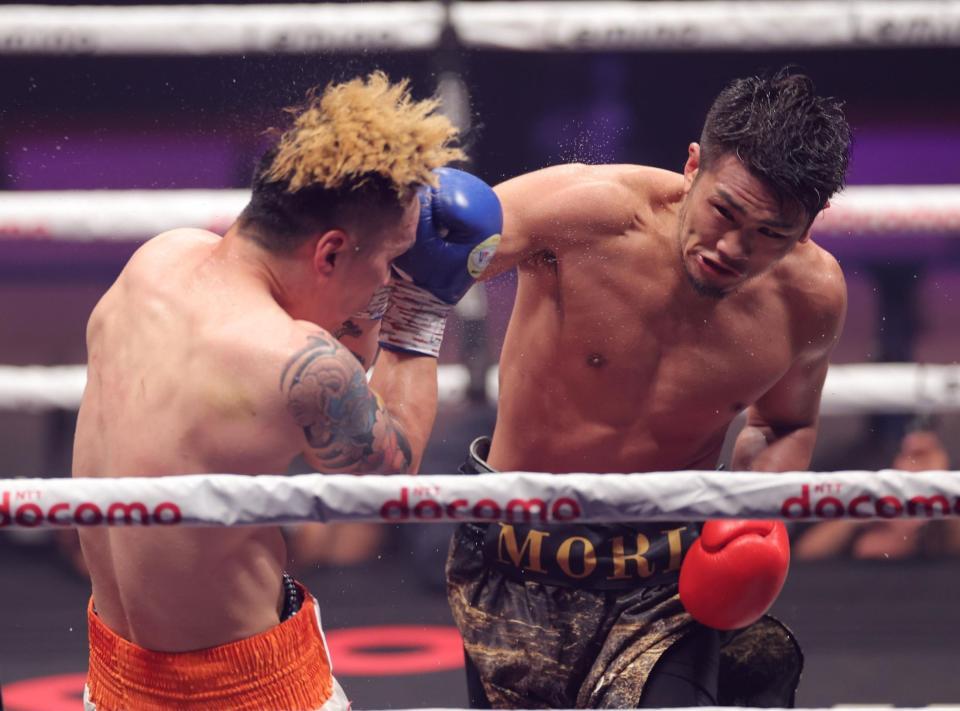 　６回、ベク・ハソ（左）に右フックをヒットさせる森脇唯人（撮影・西岡正）