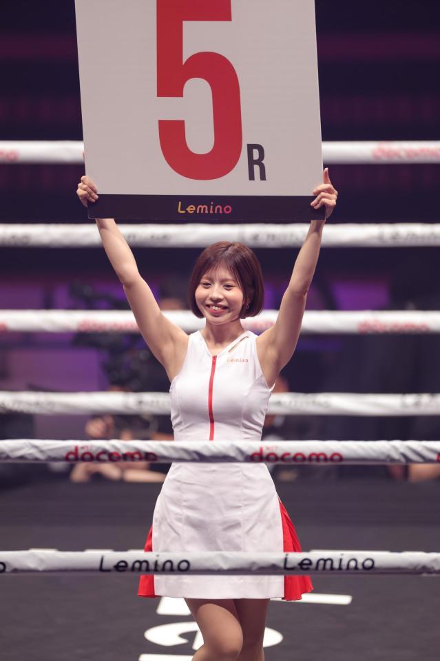 　ラウンドガールを務める須藤セリナ（撮影・西岡正）