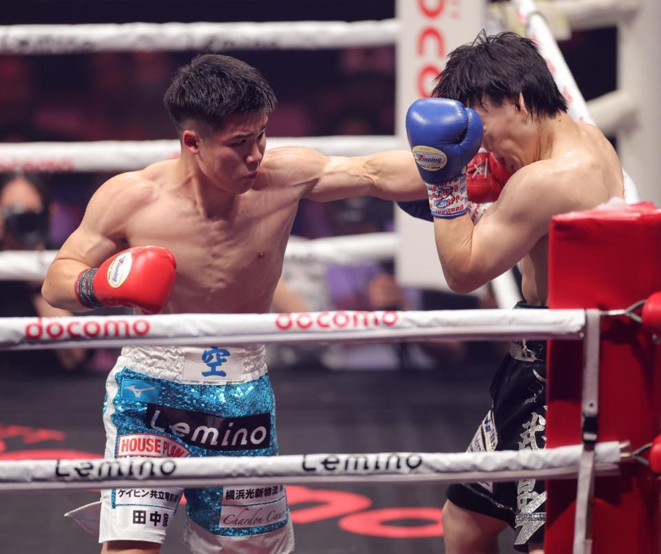 　１回、小畑武尊（右）に左ストレートを放つ田中空（撮影・西岡正）