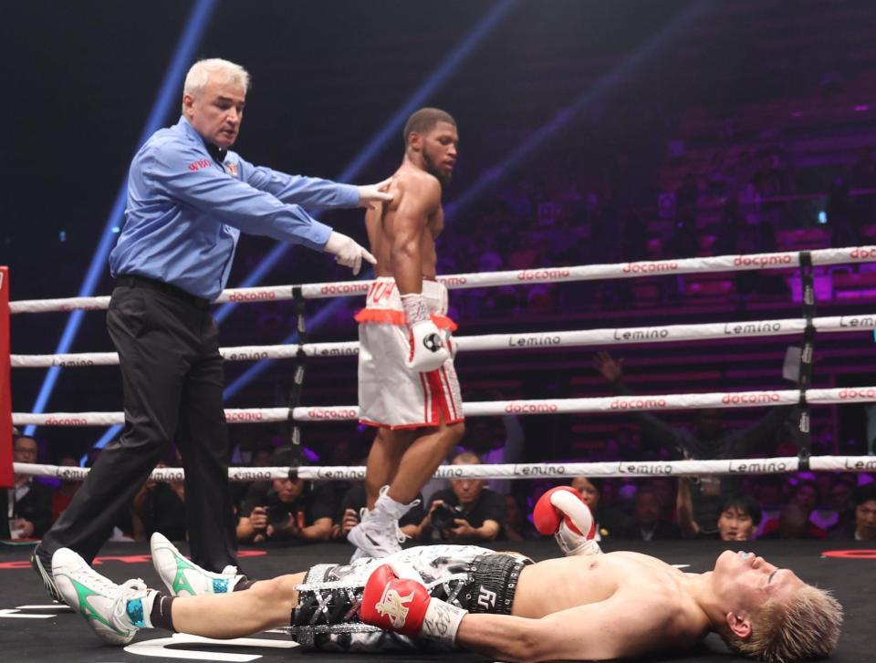 　５回、ブライアン・ノーマン（上）にＫＯ負けを喫した佐々木尽（撮影・佐々木彰尚）