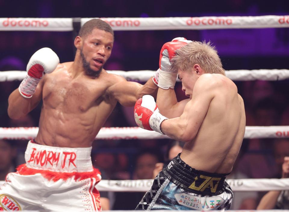 　４回、ブライアン・ノーマン（左）の左フックを浴びる佐々木尽（撮影・西岡正）