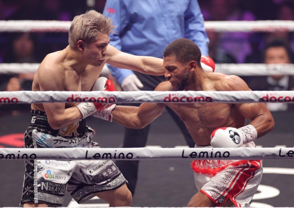　２回、ブライアン・ノーマンの右フックを浴びる佐々木尽（撮影・西岡正）