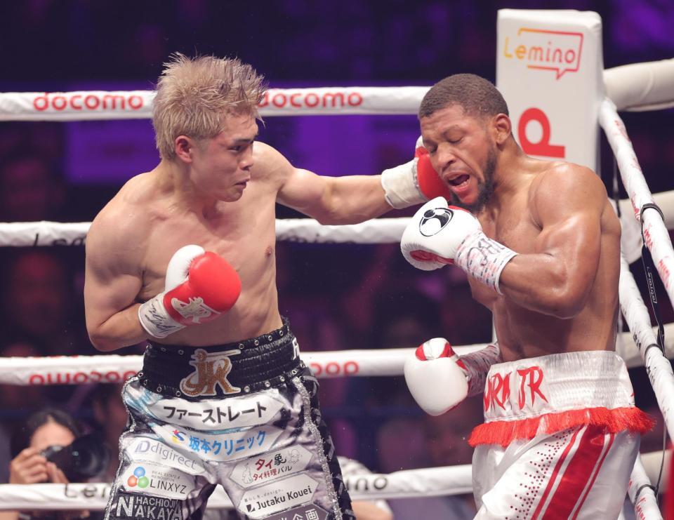 　４回、ブライアン・ノーマン（右）に左フックを浴びせる佐々木尽（撮影・西岡正）