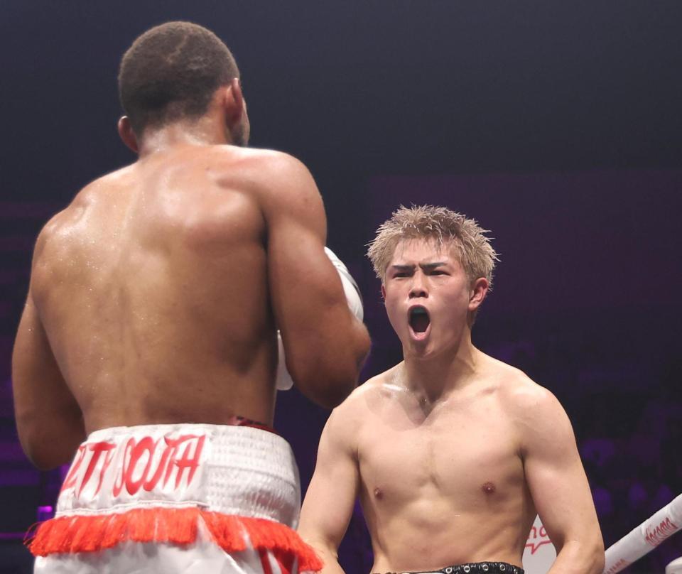 　３回、ブライアン・ノーマン（左）を挑発する佐々木尽（撮影・佐々木彰尚）