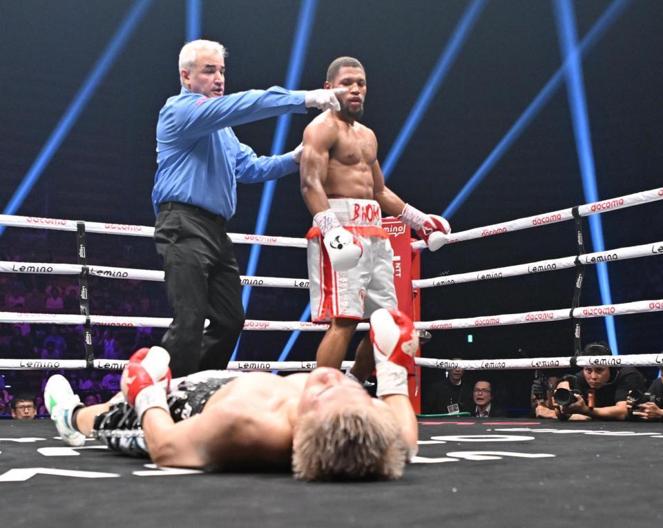 　５回、ブライアン・ノーマンにＫＯ負けした佐々木尽（手前）