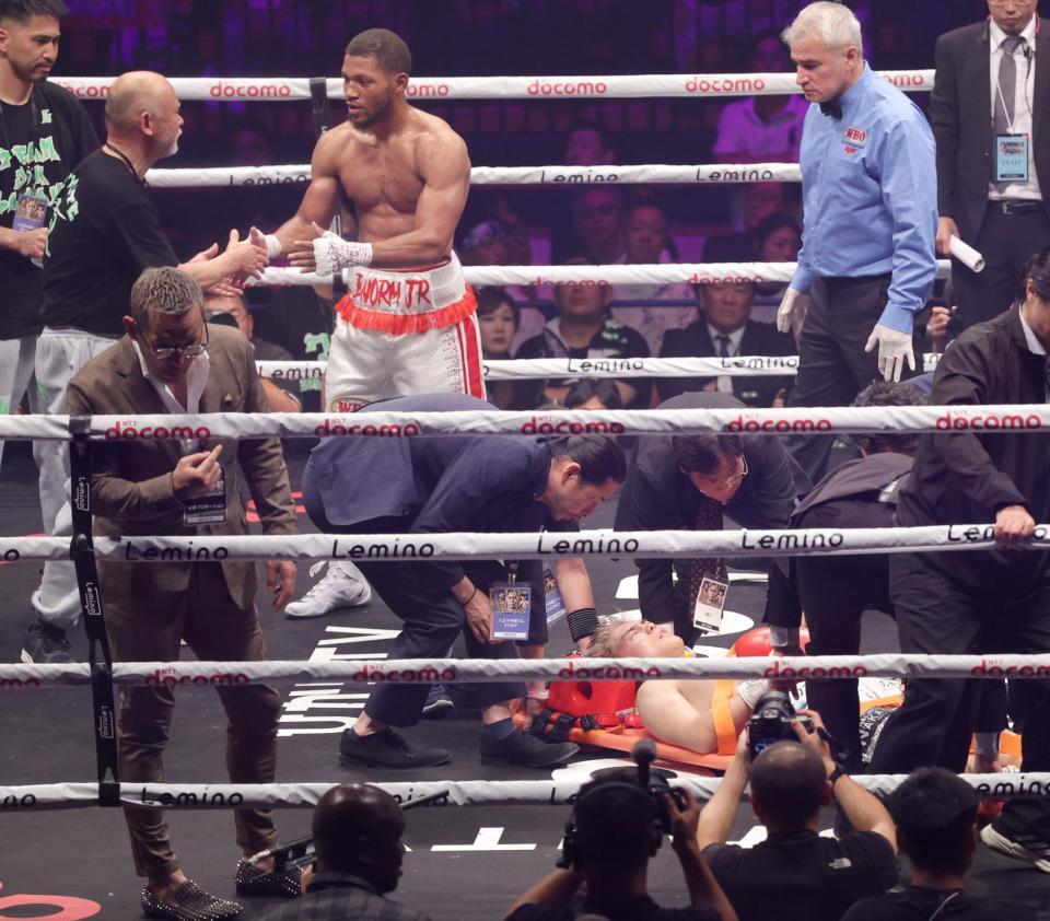 　ブライアン・ノーマン（左上）にＫＯ負けし、担架で運ばれる佐々木尽（撮影・西岡正）