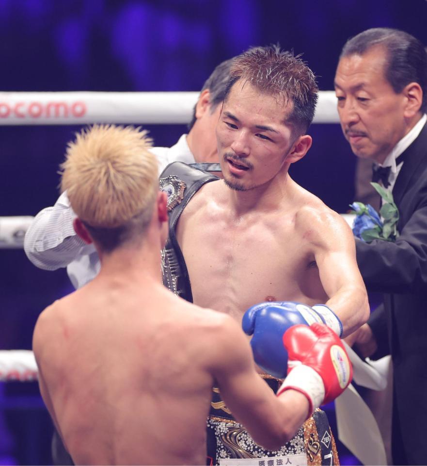 　新王者となり、大久祐哉（左）と健闘をたたえ合う阿部麗也（撮影・西岡正）