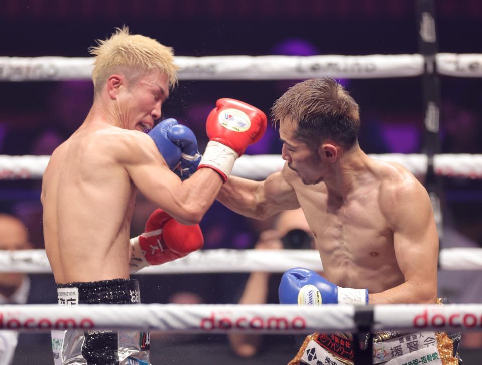 　６回、大久祐哉（左）に右フックを浴びせる阿部麗也（撮影・西岡正）
