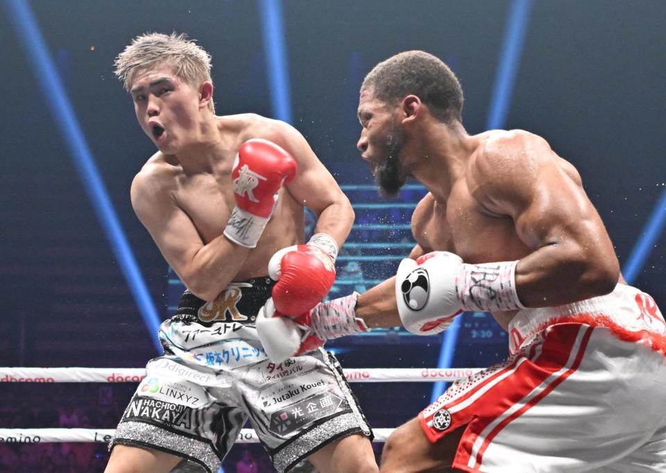 　５回、ブライアン・ノーマン（右）に攻められる佐々木尽