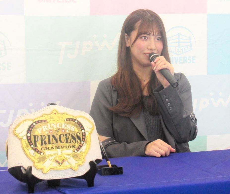 　プリプリ王座の調印式に臨む挑戦者の荒井優希