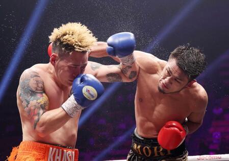 　７回、ペク・ハソ（左）を攻める森脇唯人