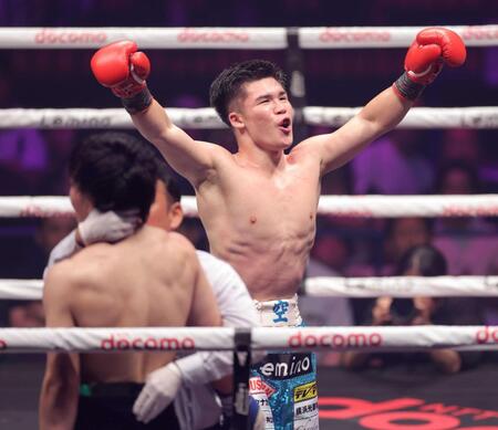 　新王者となり、バンザイする田中空（撮影・西岡正）