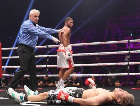 　５回、ブライアン・ノーマン（奥）にＫＯ負けを喫した佐々木尽（撮影・佐々木彰尚）