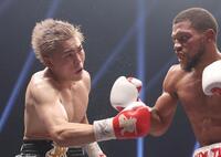 　４回、ブライアン・ノーマン（右）から攻められる佐々木尽＝１９日