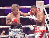 　４回、ブライアン・ノーマン（右）に左フックを浴びせる佐々木尽（撮影・西岡正）