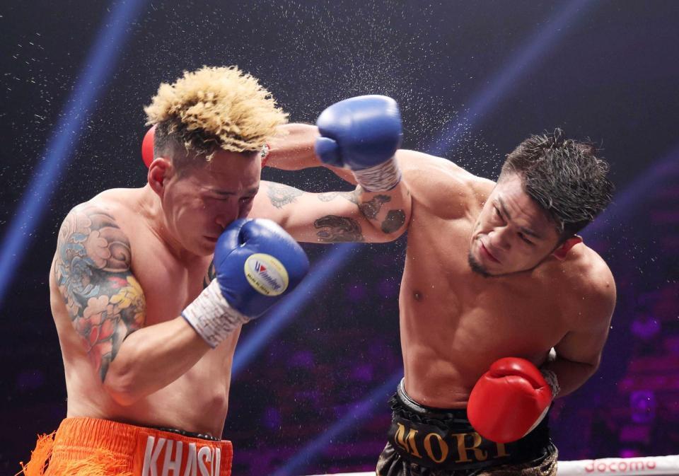 　７回、ペク・ハソ（左）を攻める森脇唯人