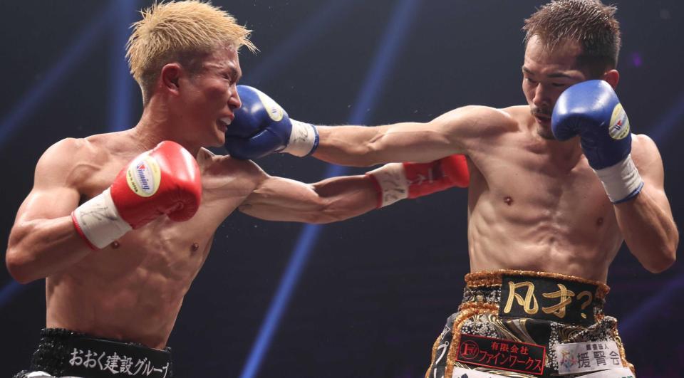 　９回、大久祐哉（左）の顔面をとらえる阿部麗也