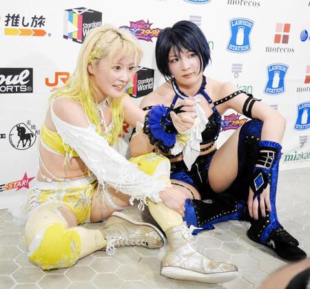 　ゴッデス王座奪取に失敗し、逆襲を誓う安納サオリ（右）、なつぽい