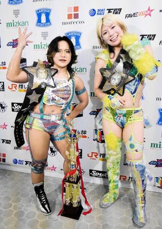 　ゴッデス王座防衛に成功した飯田沙耶（左）、羽南