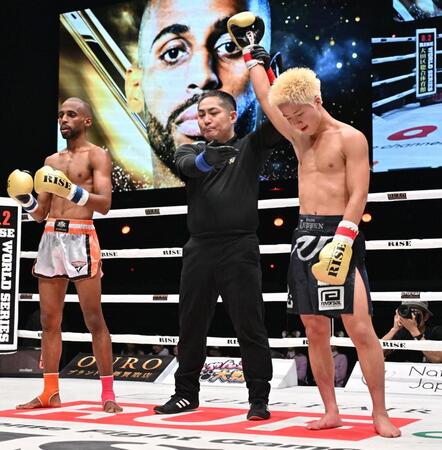 　ハマダ・アズマニ（左）に勝利した那須川龍心