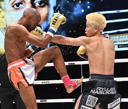 　ハマダ・アズマニ（左）にパンチを見舞う那須川龍心