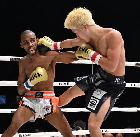 　ハマダ・アズマニ（左）を攻める那須川龍心