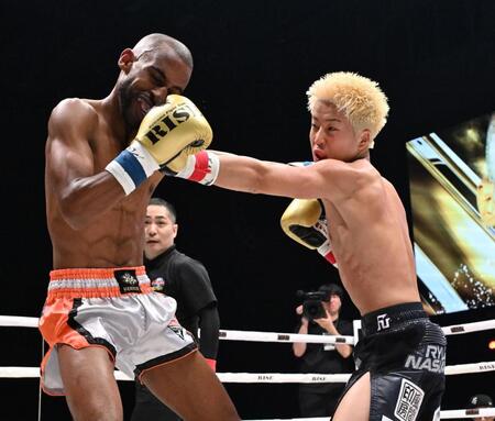 　ハマダ・アズマニ（左）にパンチを見舞う那須川龍心