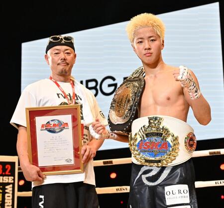 　勝利した那須川龍心（右）