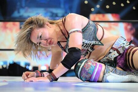 　ＩＷＧＰ女子王座防衛に失敗し悔しがる朱里　ⒸＳＴＡＲＤＯＭ