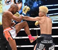 　ハマダ・アズマニ（左）にパンチを見舞う那須川龍心