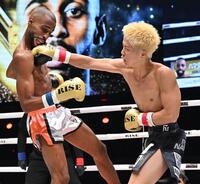 　ハマダ・アズマニ（左）にパンチを見舞う那須川龍心