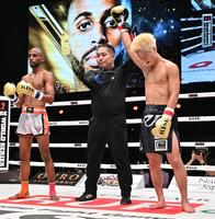 　ハマダ・アズマニ（左）に勝利した那須川龍心