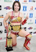 　ＩＷＧＰ女子王座のベルトを巻くＳａｒｅｅｅ