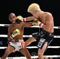 　ハマダ・アズマニ（左）を攻める那須川龍心