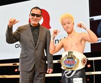 　勝利した那須川龍心。左はアンバサダーの蝶野氏