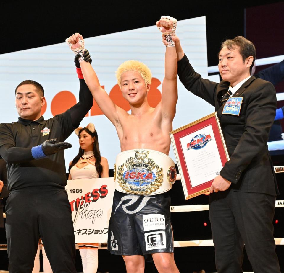 　勝利した那須川龍心（中）