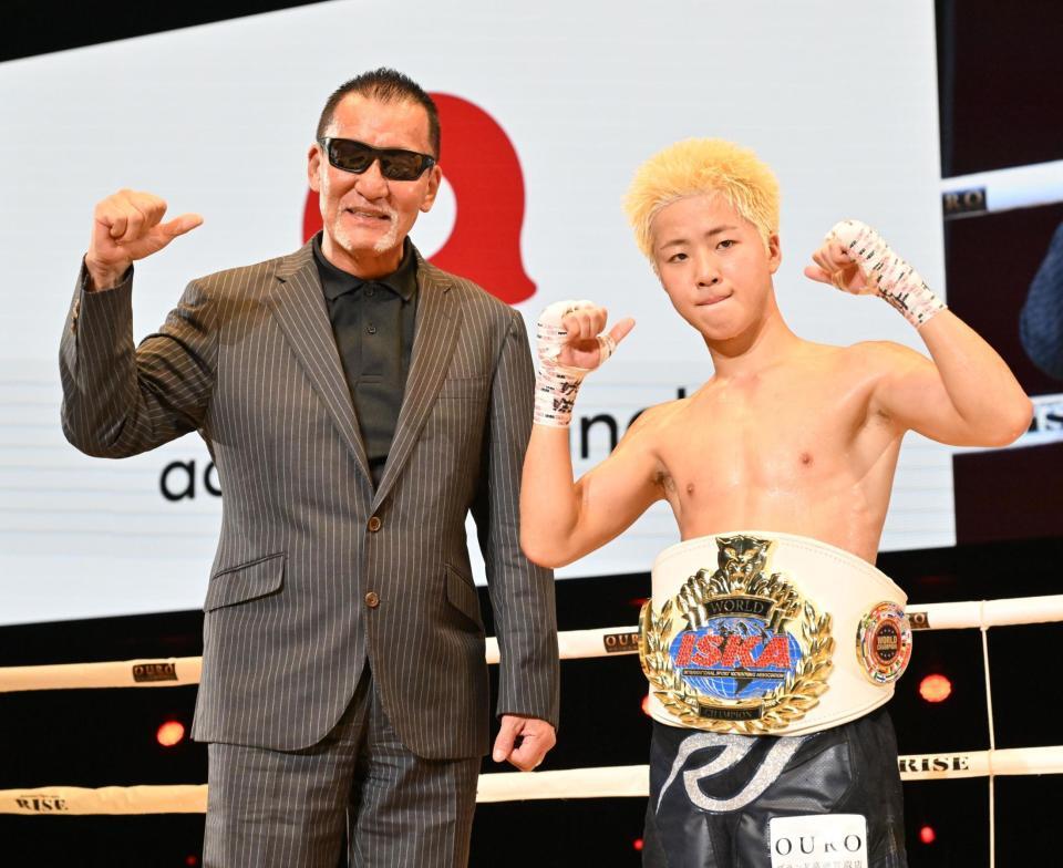 　勝利した那須川龍心。左はアンバサダーの蝶野氏