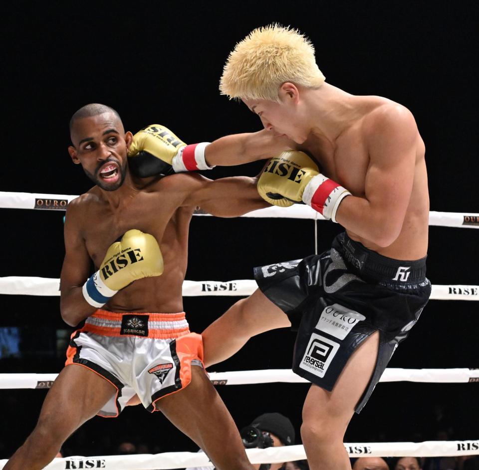 　ハマダ・アズマニ（左）を攻める那須川龍心