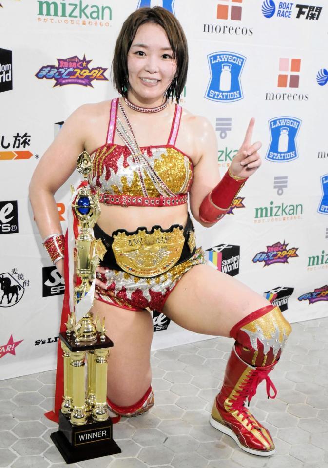 　ＩＷＧＰ女子王座のベルトを巻くＳａｒｅｅｅ