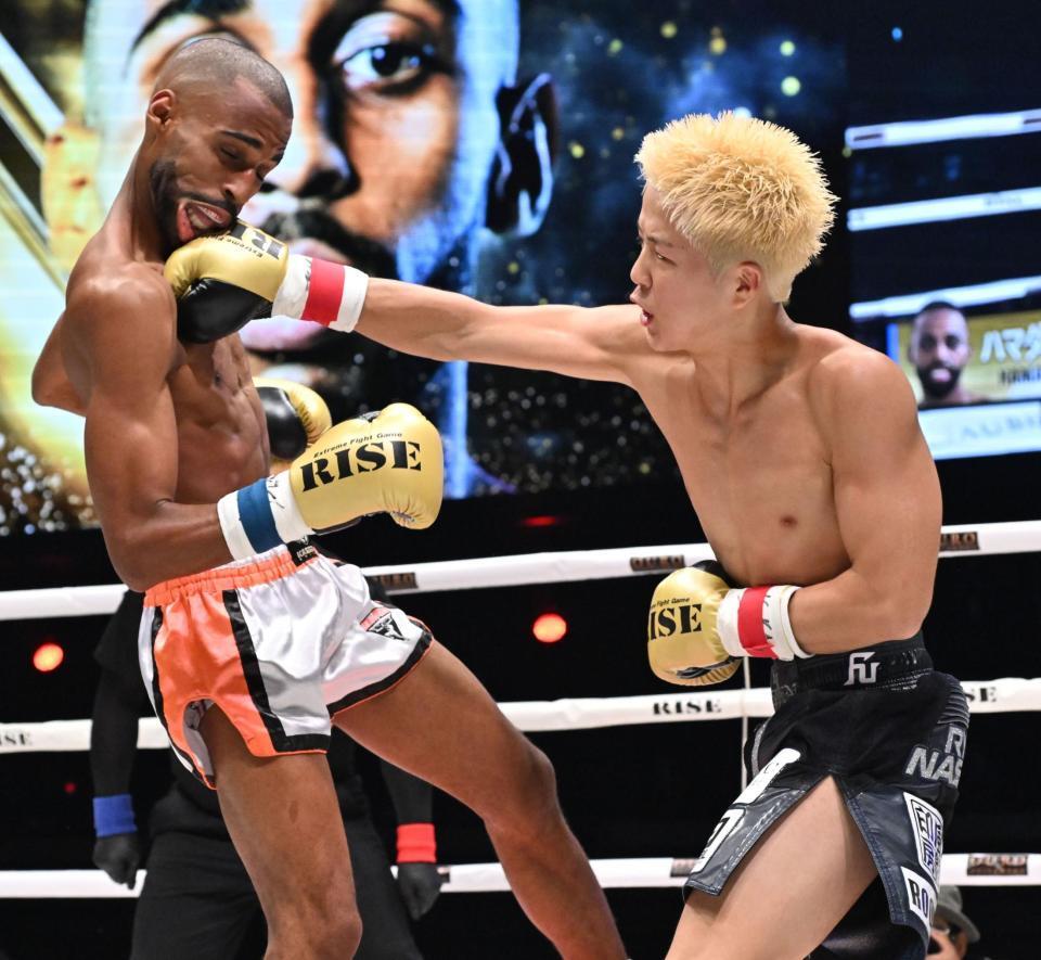 　ハマダ・アズマニ（左）にパンチを見舞う那須川龍心