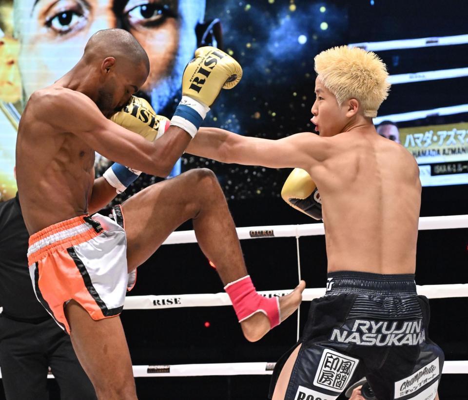 　ハマダ・アズマニ（左）にパンチを見舞う那須川龍心