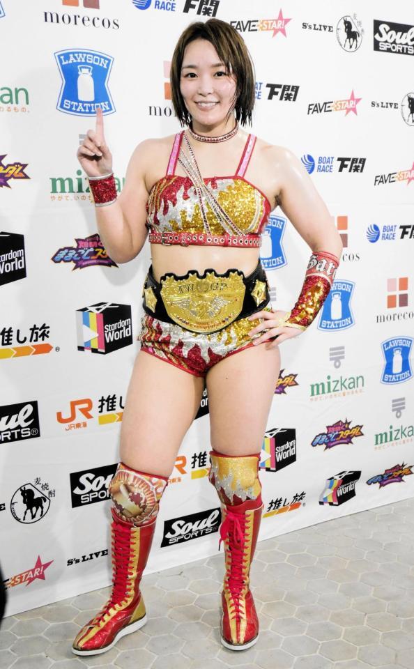 　ＩＷＧＰ女子王座のベルトを巻くＳａｒｅｅｅ