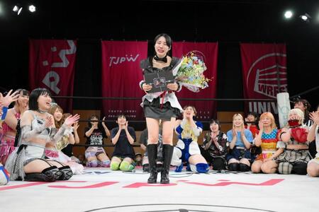 　コールに送り出されて涙する難波小百合リングナ（東京女子プロレス提供）