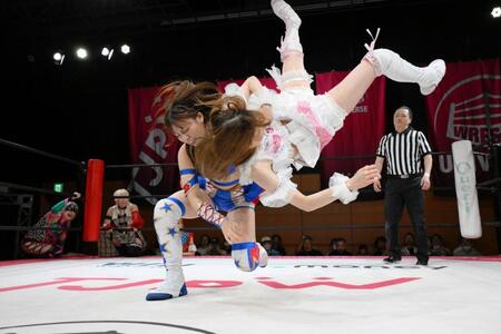 　フルネルソンバスターを決める荒井優希（東京女子プロレス提供）