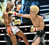 　ハマダ・アズマニ（左）に右ストレートを浴びせる那須川龍心