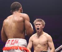 　３回、ブライアン・ノーマン（左）を挑発する佐々木尽（撮影・佐々木彰尚）