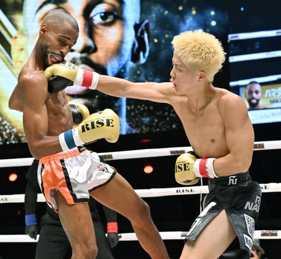 　ハマダ・アズマニ（左）に右ストレートを浴びせる那須川龍心