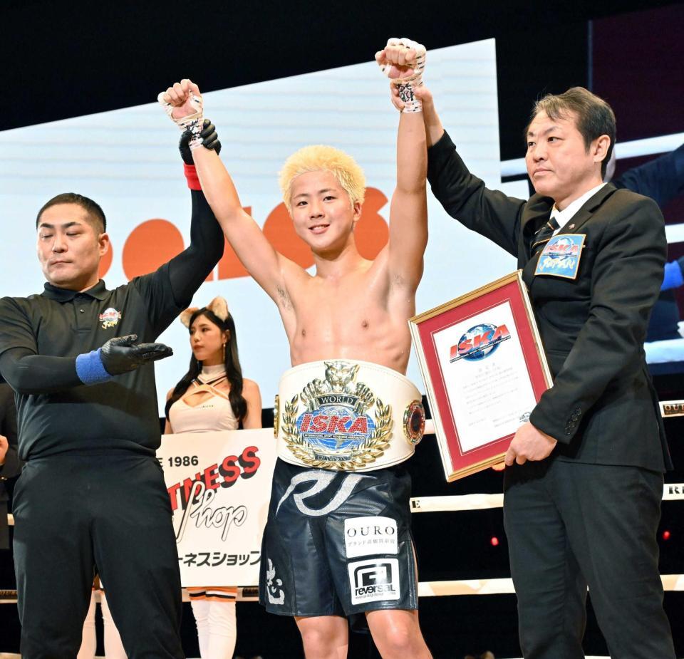 　かつて兄・天心も手にしたベルトを巻いて笑顔を見せる