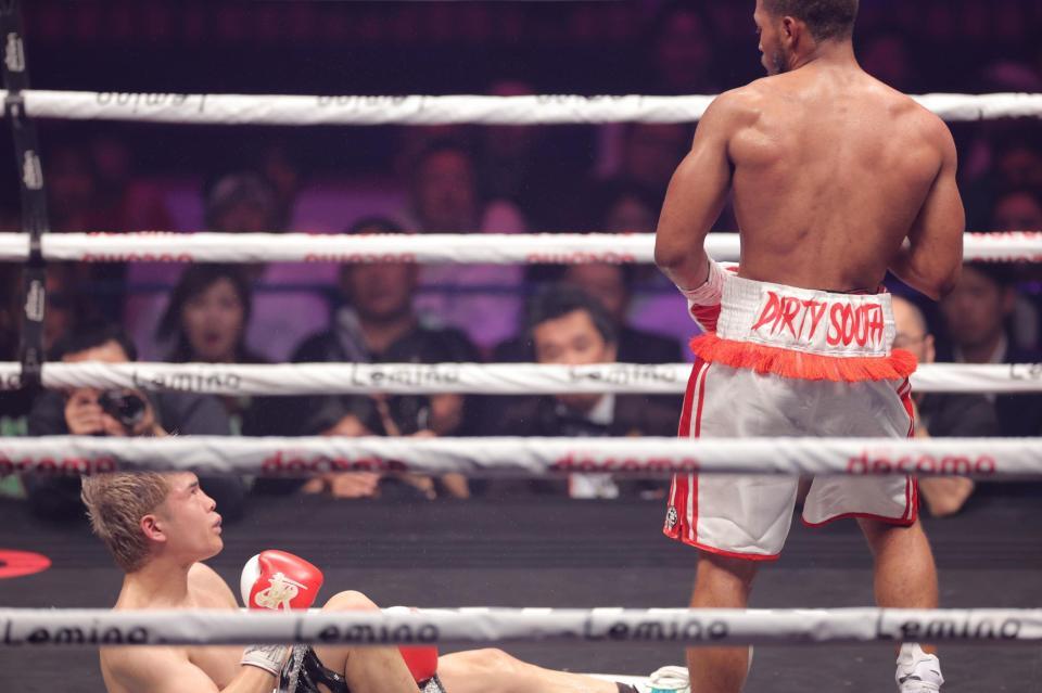 　５回、ブライアン・ノーマン（右）にダウンを奪われる佐々木尽（撮影・西岡正）